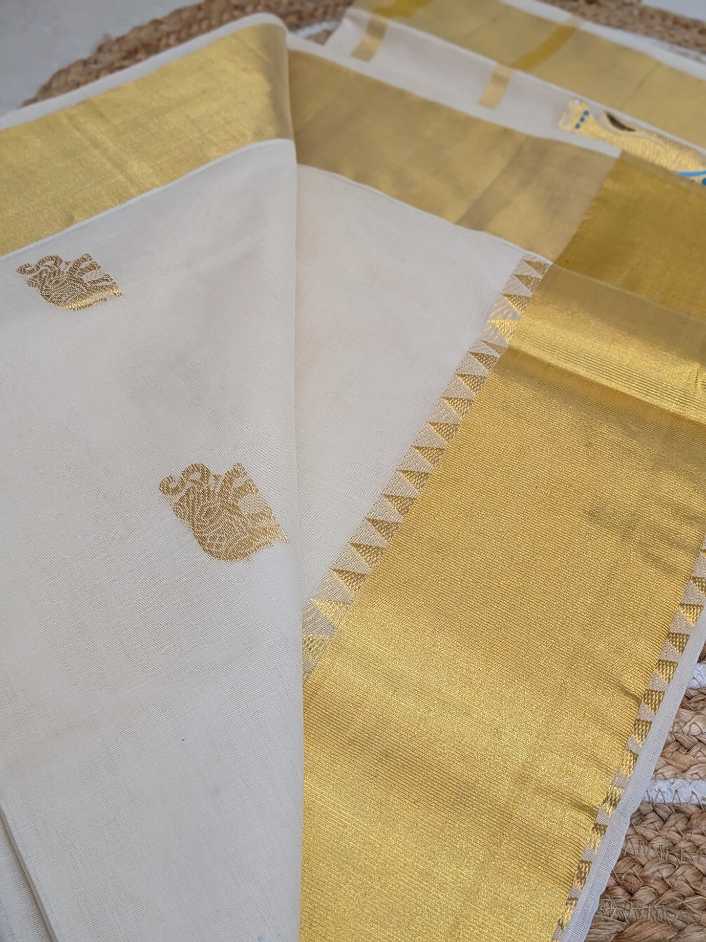 Ponnonam – Pure Handloom Saree with Vibrant Elephant Weaving